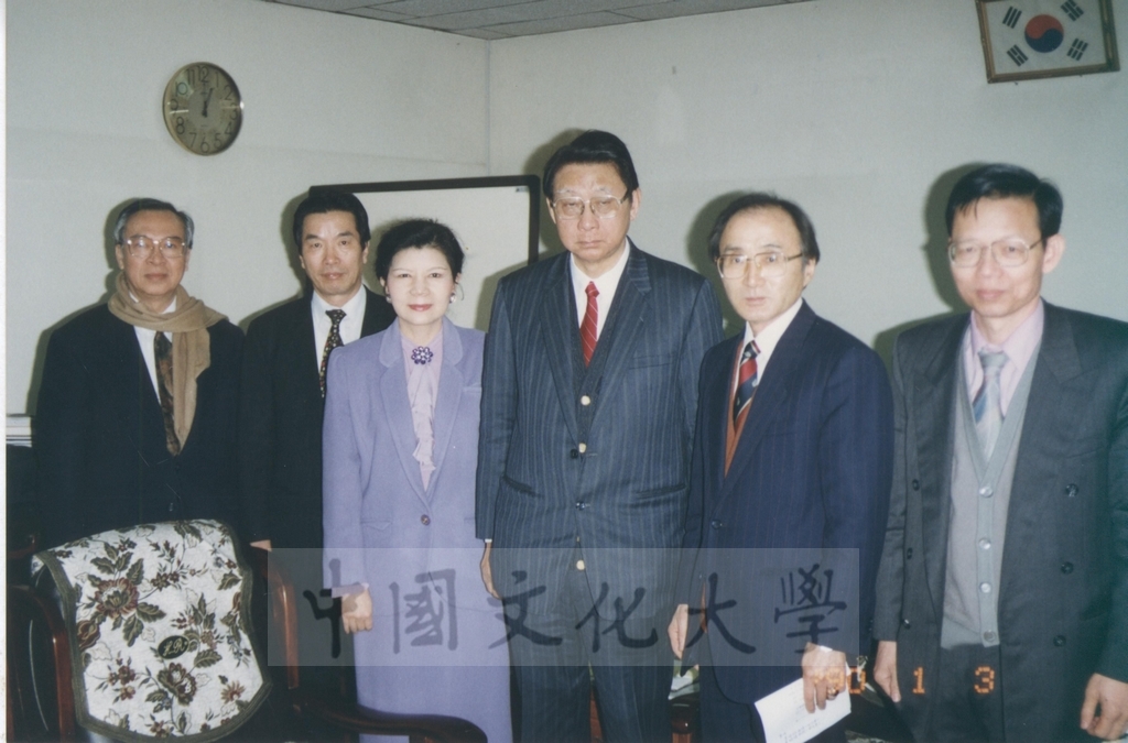 1995年2月22日至27日董事長張鏡湖率同校長林彩梅、美術系教授歐豪年、韓文系教授林明德前往韓國拜訪本校姐妹校及參加歐豪年教授獲頒圓光大學名譽哲學博士學位頒贈典禮的圖檔，第13張，共17張