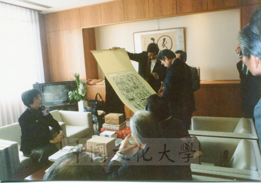 1992年1月3日日本別府大學與中國文化大學共同舉辦合同書道展（書法聯展）開幕典禮的圖檔，第33張，共123張