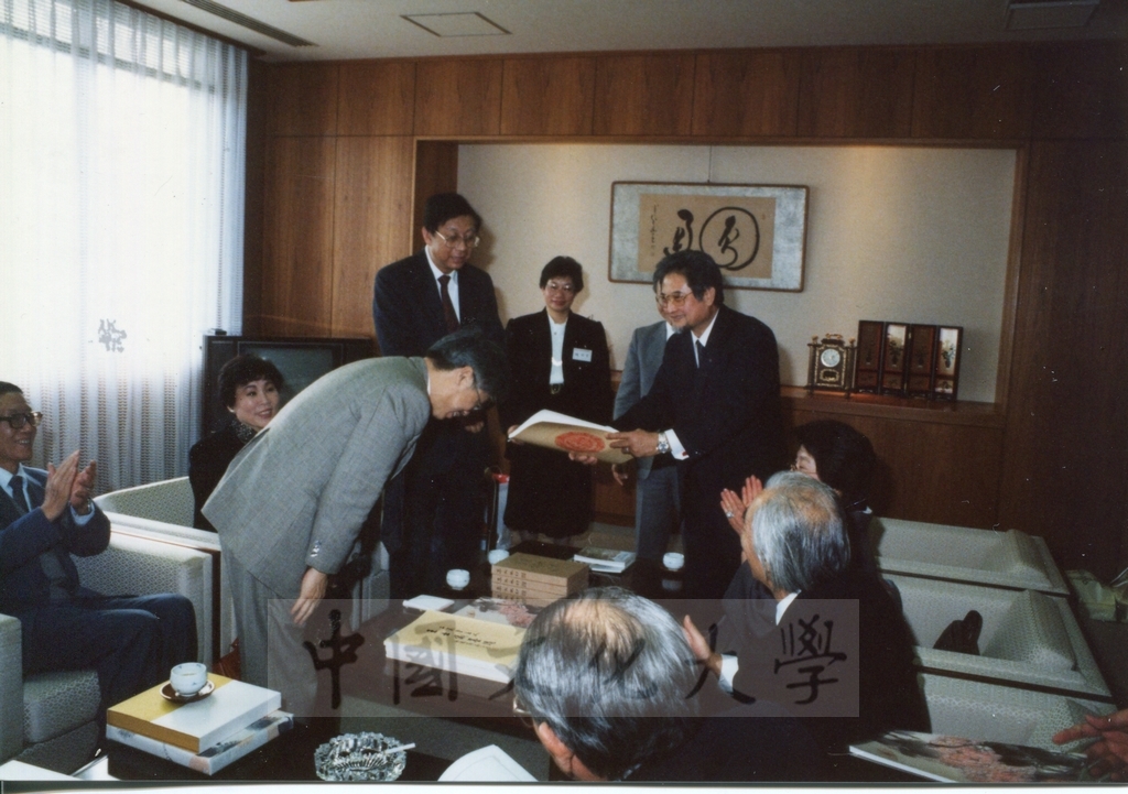1992年1月3日日本別府大學與中國文化大學共同舉辦合同書道展（書法聯展）開幕典禮的圖檔，第34張，共123張