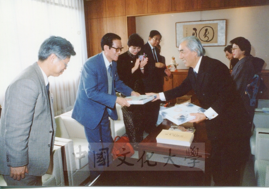 1992年1月3日日本別府大學與中國文化大學共同舉辦合同書道展（書法聯展）開幕典禮的圖檔，第36張，共123張