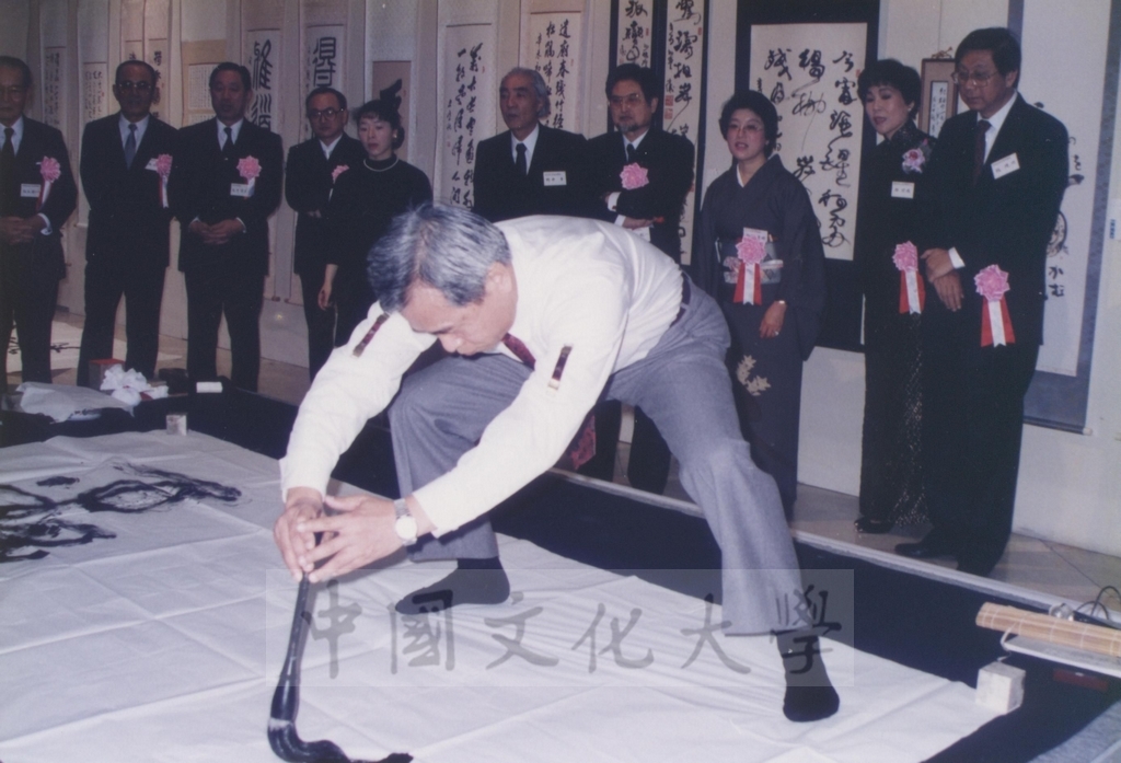 1992年1月3日日本別府大學與中國文化大學共同舉辦合同書道展（書法聯展）開幕典禮的圖檔，第57張，共123張