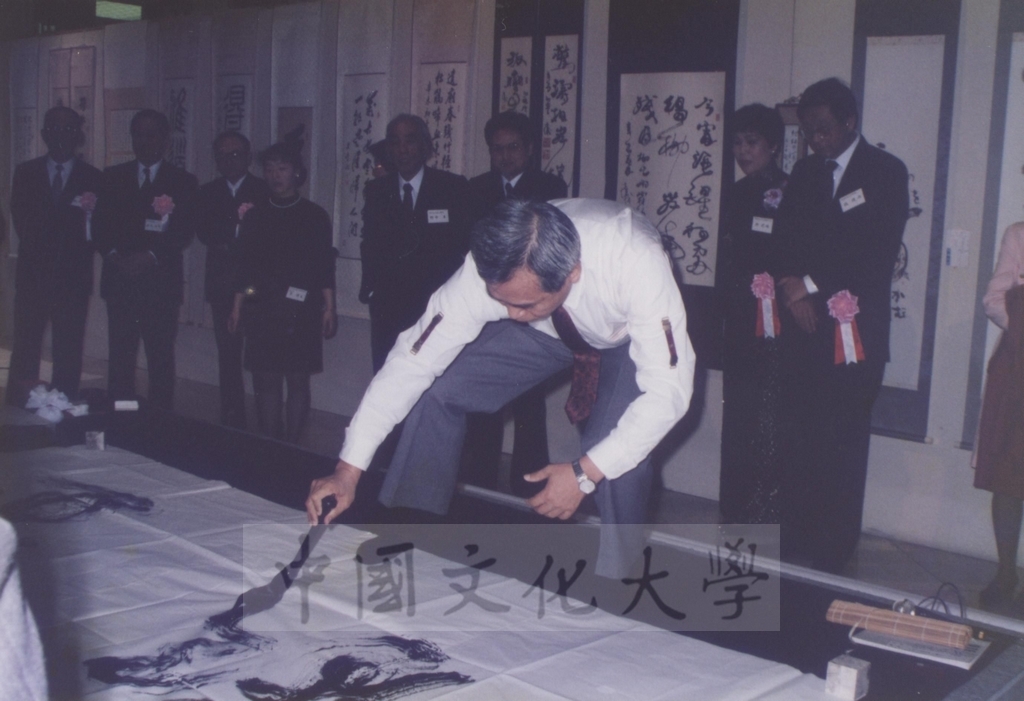 1992年1月3日日本別府大學與中國文化大學共同舉辦合同書道展（書法聯展）開幕典禮的圖檔，第58張，共123張