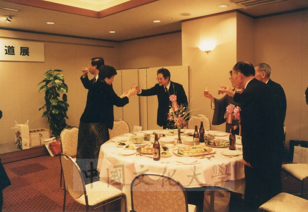 1992年1月3日日本別府大學與中國文化大學共同舉辦合同書道展（書法聯展）開幕酒會的圖檔，第28張，共35張