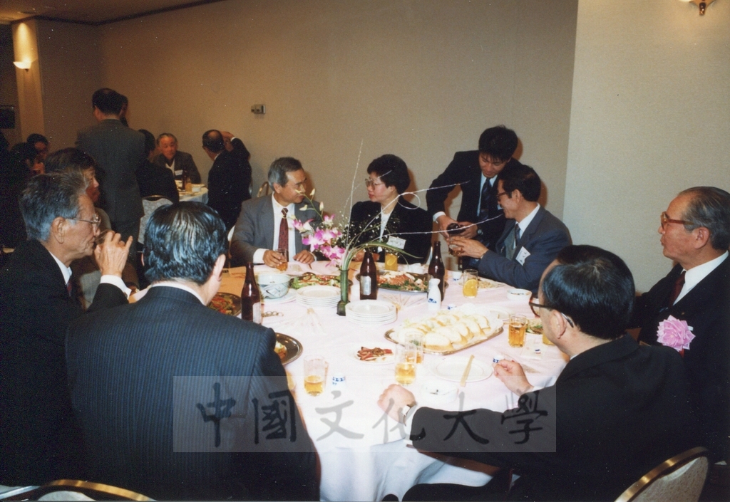 1992年1月3日日本別府大學與中國文化大學共同舉辦合同書道展（書法聯展）開幕酒會的圖檔，第30張，共35張
