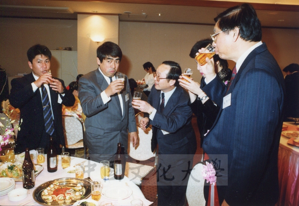 1992年1月3日日本別府大學與中國文化大學共同舉辦合同書道展（書法聯展）開幕酒會的圖檔，第32張，共35張