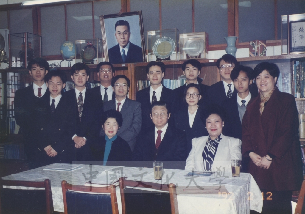 1992年2月12日董事長張鏡湖、訓導長黃貴美(右)、兒福所所長俞筱鈞(左)與師長及同學合影的圖檔，第1張，共1張