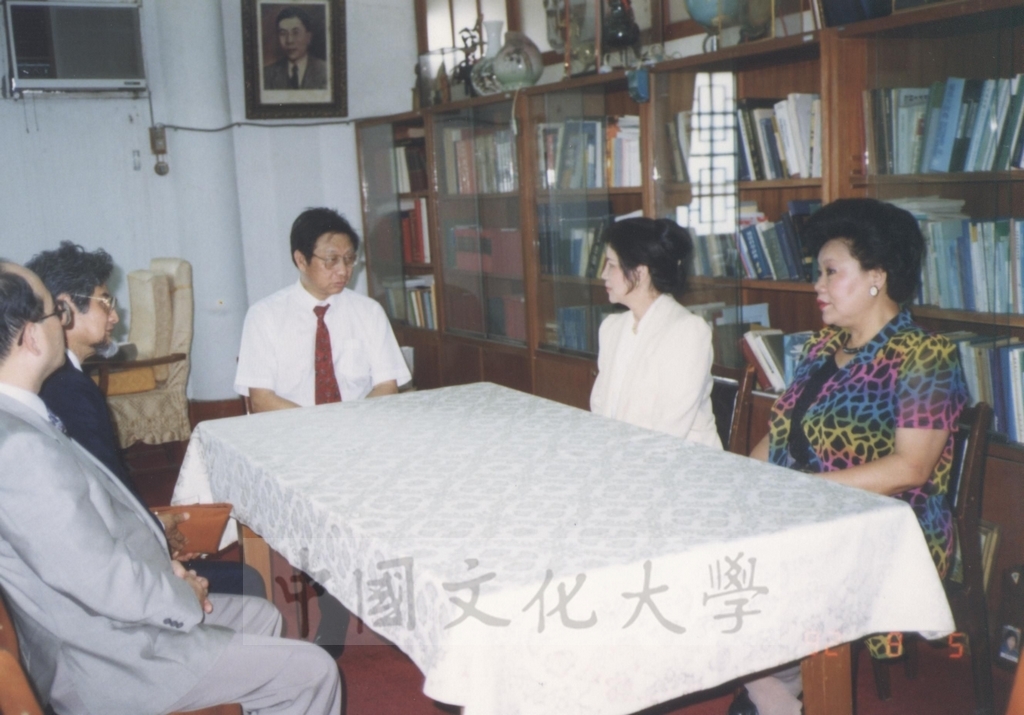 1992年8月5日至7日日本別府大學理事長西村駿一率訪問團蒞臨本校參訪並拜會董事長張鏡湖的圖檔，第2張，共10張