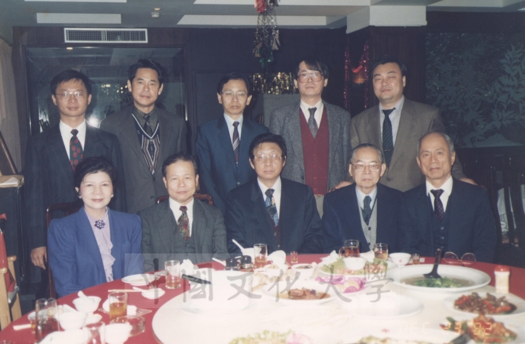 1992年8月23日董事長張鏡湖、教務長林彩梅與師長餐敘時合影留念的圖檔，第1張，共1張