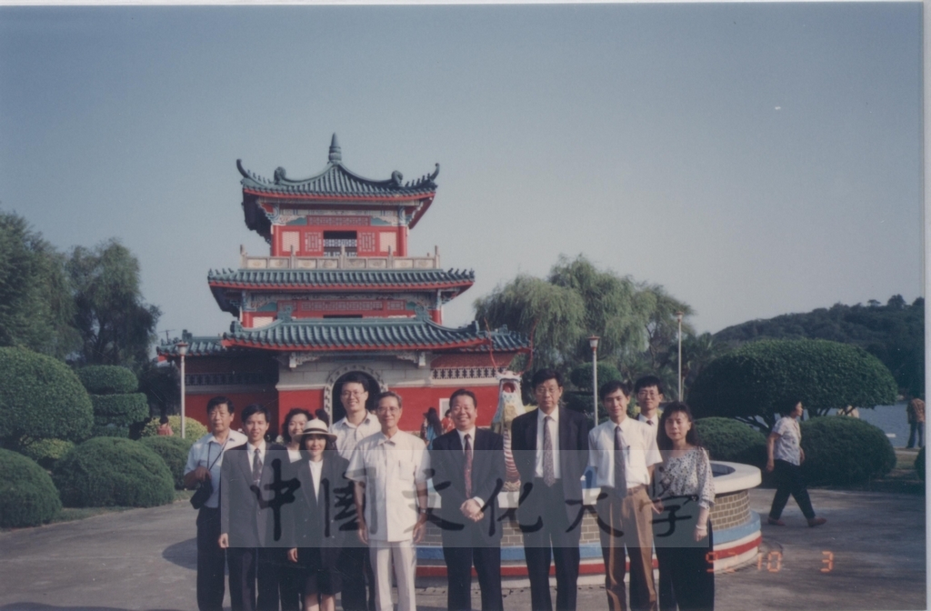 1992年10月3日董事長張鏡湖率同師長赴金門縣金寧鄉參觀蔣經國先生紀念館的圖檔，第3張，共5張