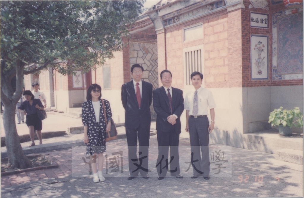 1992年10月3日董事長張鏡湖率同師長赴金門縣金寧鄉參觀蔣經國先生紀念館的圖檔，第4張，共5張