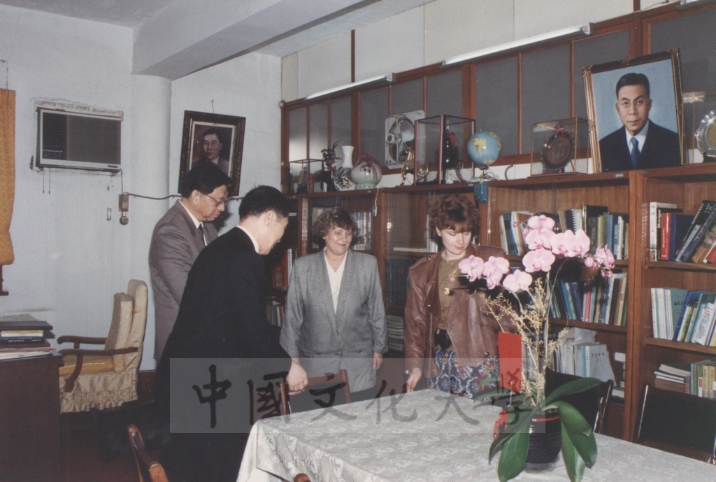 1991年2月27日莫斯科大學外語學院院長 Ruth S. Sagolova 蒞校參訪並拜會董事長張鏡湖的圖檔，第2張，共4張