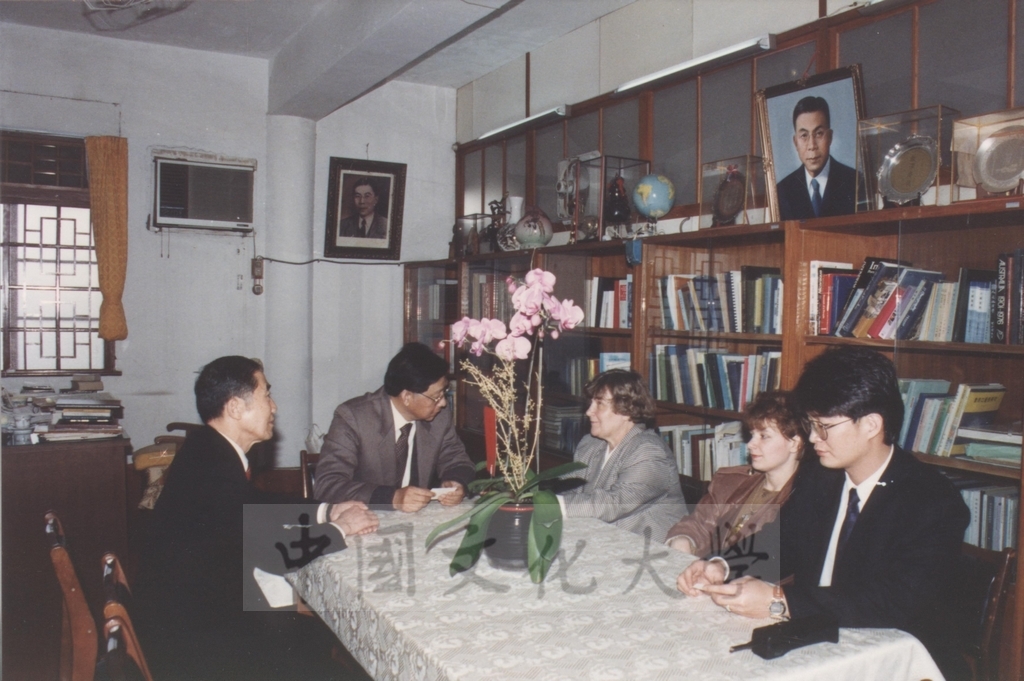 1991年2月27日莫斯科大學外語學院院長 Ruth S. Sagolova 蒞校參訪並拜會董事長張鏡湖的圖檔，第3張，共4張