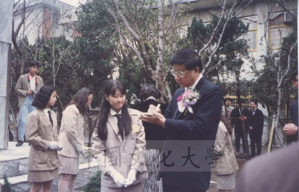 1991年3月1日董事長張鏡湖於本校建校29週年「校樹認養」活動中簽名景況的圖檔，第1張，共1張