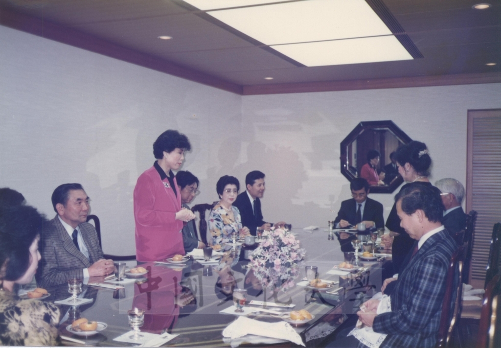 1991年3月31日董事長張鏡湖一行五人蒞臨箱根宝環金融會長佐藤先生別墅接受其招待的圖檔，第3張，共17張