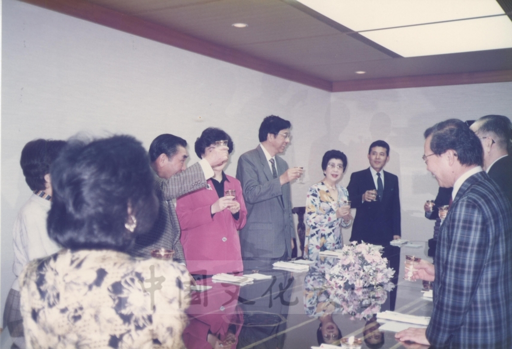 1991年3月31日董事長張鏡湖一行五人蒞臨箱根宝環金融會長佐藤先生別墅接受其招待的圖檔，第13張，共17張