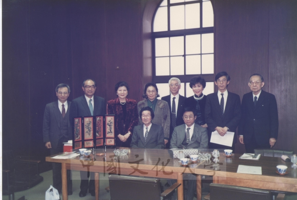 1991年4月1日董事長張鏡湖一行五人參訪日本慶應大學，由副校長若林真先生率有關人員接待的圖檔，第1張，共3張