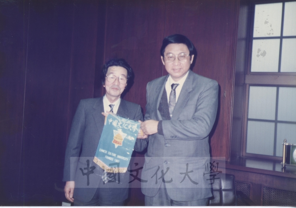 1991年4月1日董事長張鏡湖一行五人參訪日本慶應大學，由副校長若林真先生率有關人員接待的圖檔，第2張，共3張