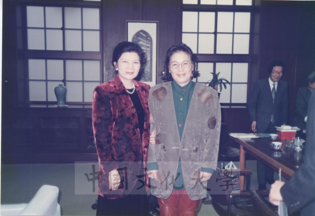 1991年4月1日董事長張鏡湖一行五人參訪日本慶應大學，由副校長若林真先生率有關人員接待的圖檔，第3張，共3張