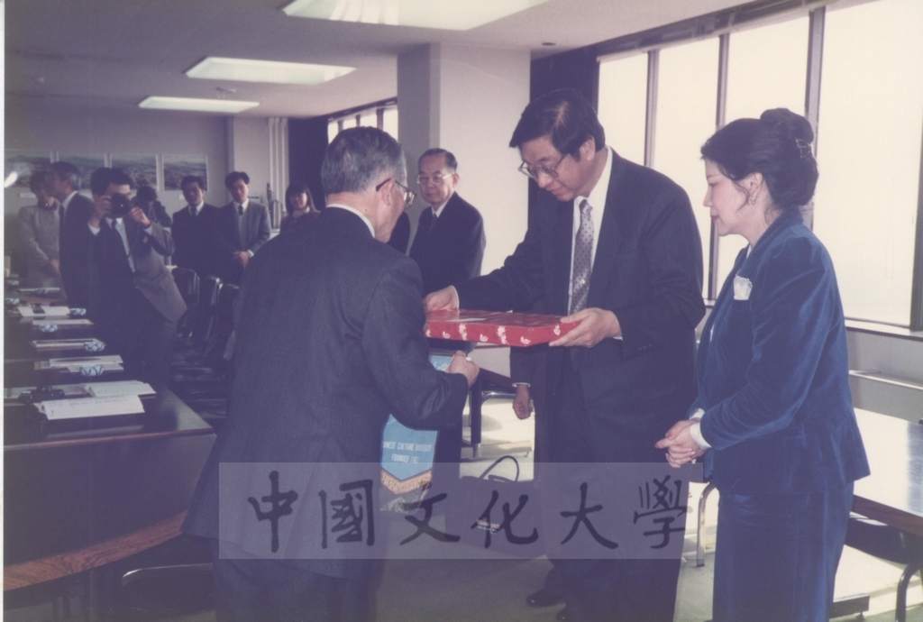 1991年4月5日董事長張鏡湖一行五人參訪日本筑波大學的圖檔，第2張，共10張