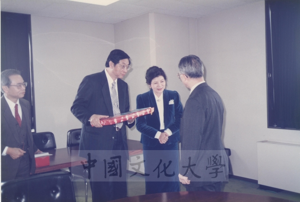 1991年4月5日董事長張鏡湖一行五人參訪日本筑波大學的圖檔，第3張，共10張