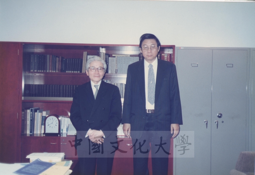 1991年4月6日董事長張鏡湖一行五人參訪日本明治大學的圖檔，第1張，共5張