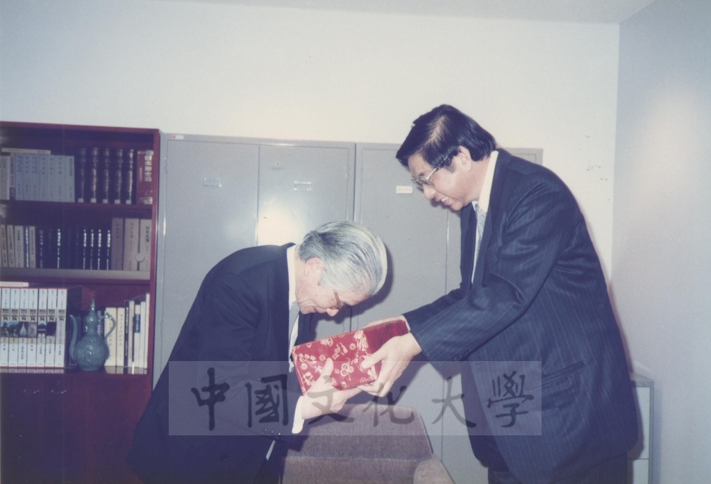 1991年4月6日董事長張鏡湖一行五人參訪日本明治大學的圖檔，第2張，共5張