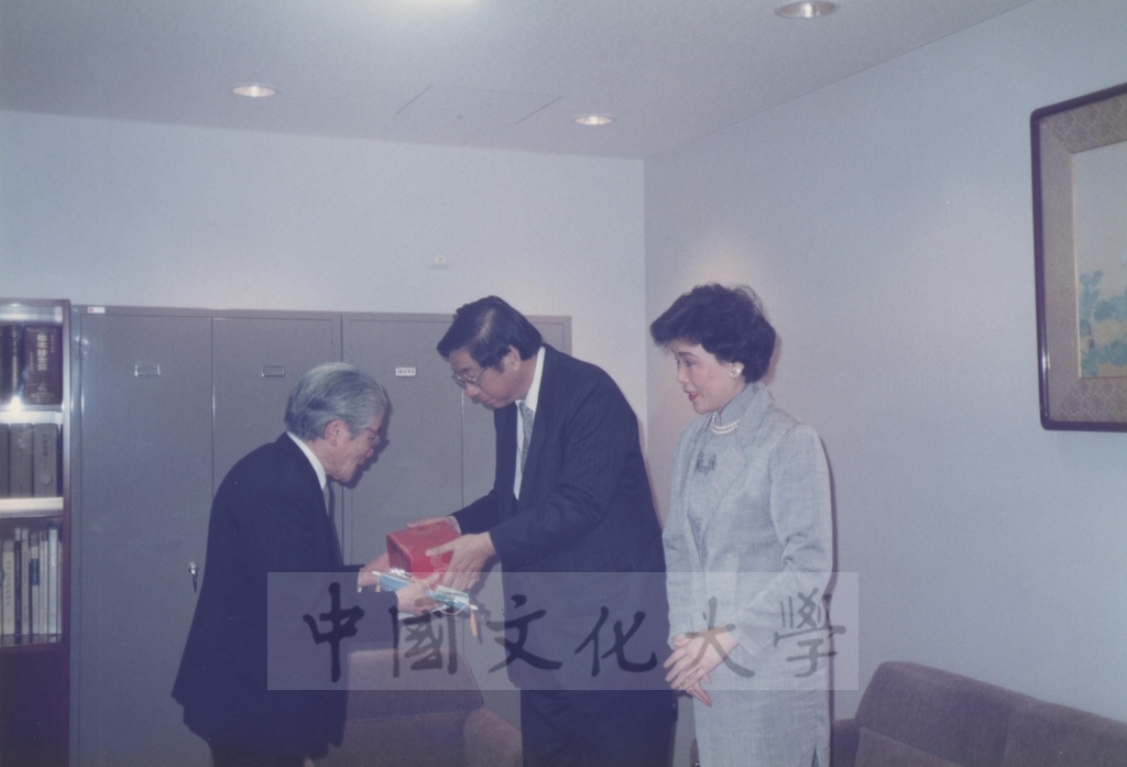 1991年4月6日董事長張鏡湖一行五人參訪日本明治大學的圖檔，第3張，共5張