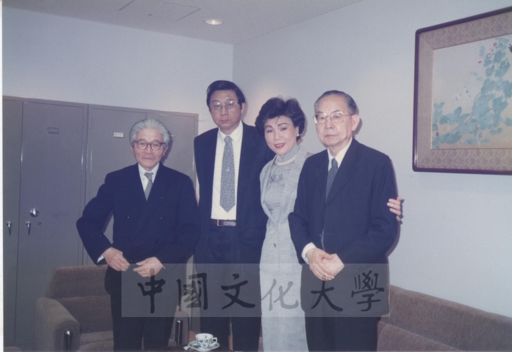 1991年4月6日董事長張鏡湖一行五人參訪日本明治大學的圖檔，第4張，共5張