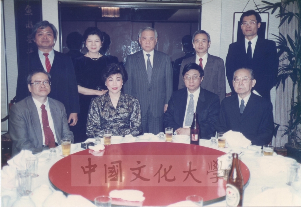 1991年4月6日亞東關係協會設宴招待董事長張鏡湖一行五人的圖檔，第1張，共1張