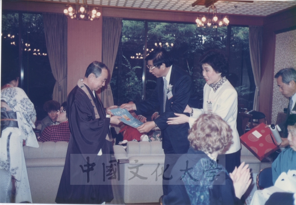 1991年4月7日董事長張鏡湖一行五人前往橫濱訪問日本孝道教團統理岡野正貫夫婦並參加該團恭祝釋迦佛聖誕祭典的圖檔，第1張，共15張