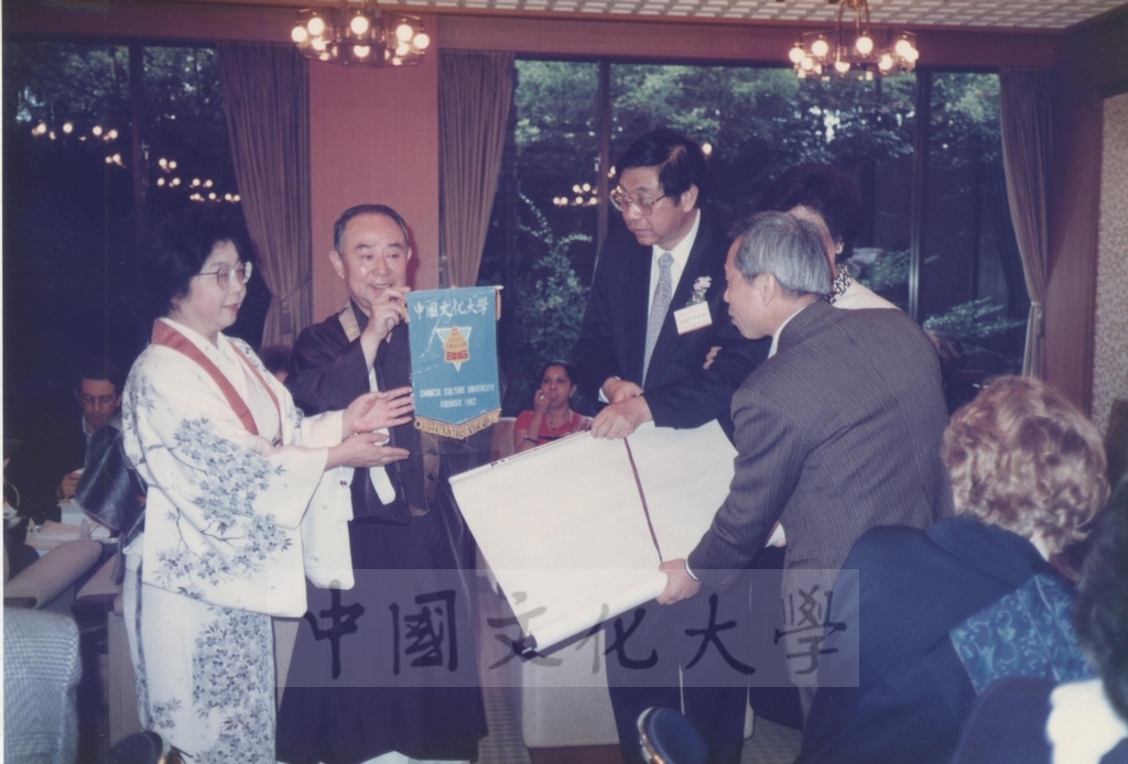 1991年4月7日董事長張鏡湖一行五人前往橫濱訪問日本孝道教團統理岡野正貫夫婦並參加該團恭祝釋迦佛聖誕祭典的圖檔，第2張，共15張
