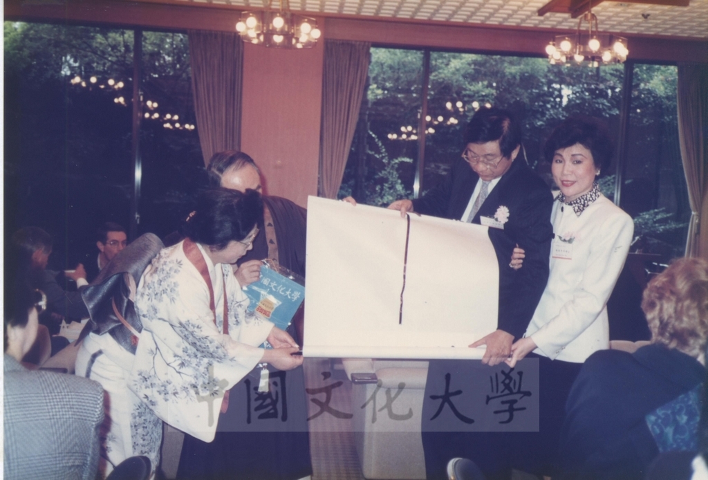 1991年4月7日董事長張鏡湖一行五人前往橫濱訪問日本孝道教團統理岡野正貫夫婦並參加該團恭祝釋迦佛聖誕祭典的圖檔，第3張，共15張