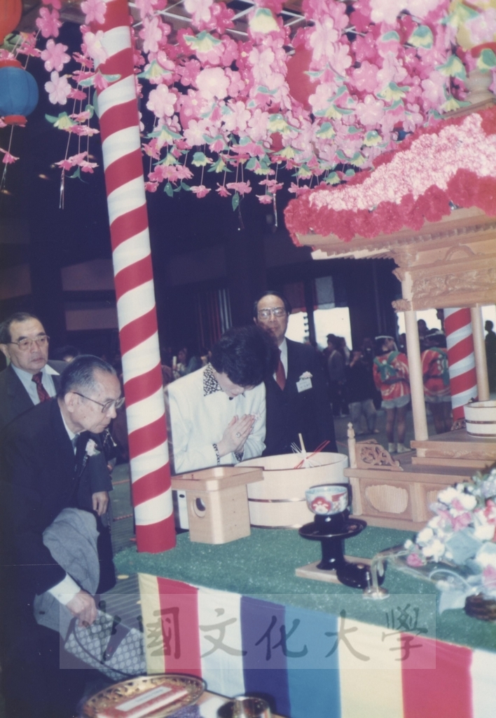 1991年4月7日董事長張鏡湖一行五人前往橫濱訪問日本孝道教團統理岡野正貫夫婦並參加該團恭祝釋迦佛聖誕祭典的圖檔，第11張，共15張