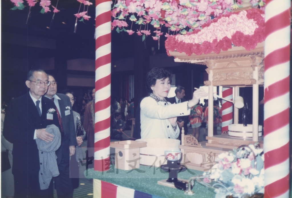 1991年4月7日董事長張鏡湖一行五人前往橫濱訪問日本孝道教團統理岡野正貫夫婦並參加該團恭祝釋迦佛聖誕祭典的圖檔，第12張，共15張