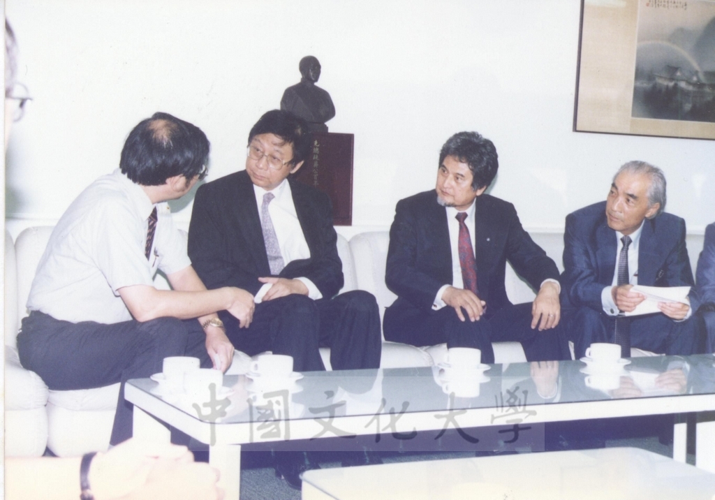 1991年9月5日日本別府大學理事長西村駿一率訪問團蒞臨本校參訪並拜會董事長張鏡湖的圖檔，第2張，共9張