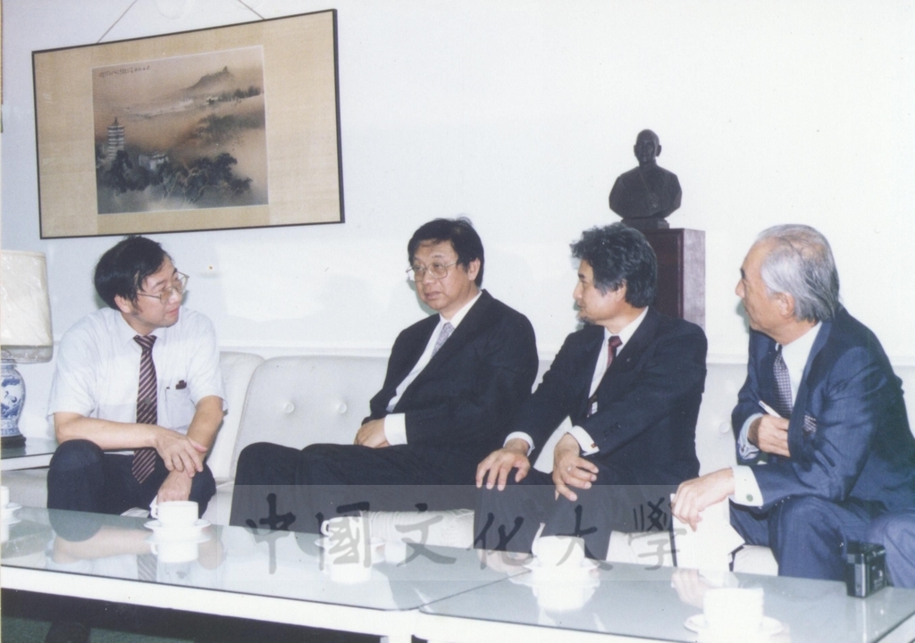 1991年9月5日日本別府大學理事長西村駿一率訪問團蒞臨本校參訪並拜會董事長張鏡湖的圖檔，第3張，共9張