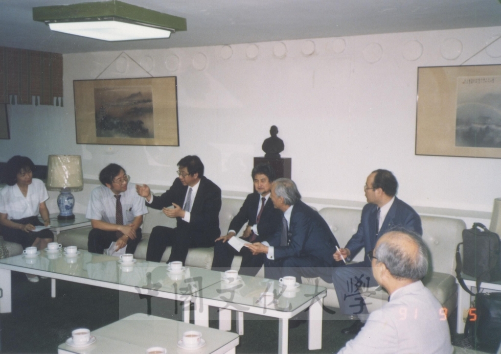 1991年9月5日日本別府大學理事長西村駿一率訪問團蒞臨本校參訪並拜會董事長張鏡湖的圖檔，第4張，共9張