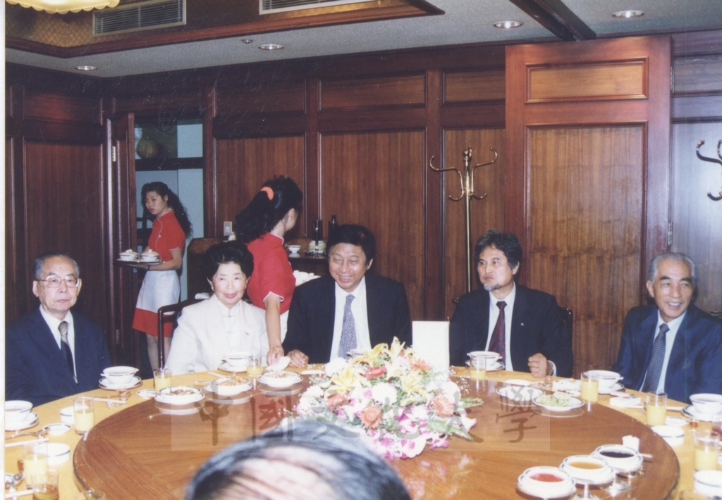 1991年9月5日日本別府大學理事長西村駿一率訪問團蒞臨本校參訪並拜會董事長張鏡湖的圖檔，第8張，共9張