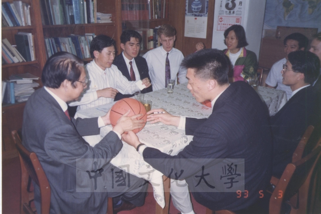 1993年5月3日體育運動組主任江界山、李鴻棋老師、周玉老師帶領國外籃球訪問團拜會董事長張鏡湖的圖檔，第2張，共2張