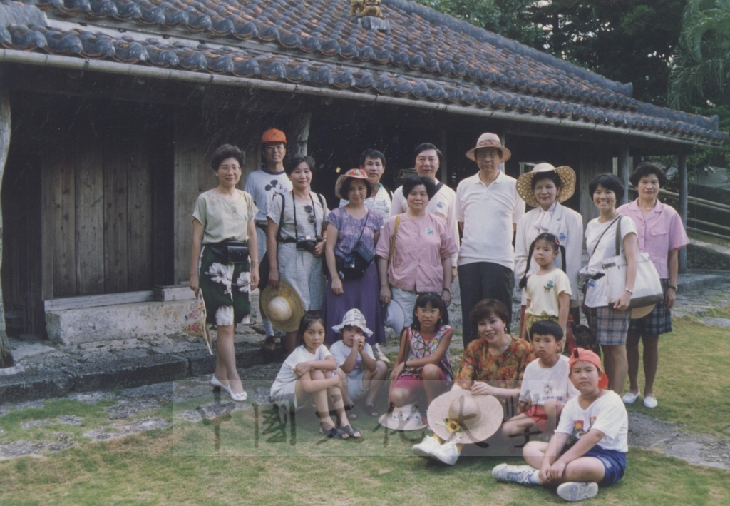 1993年7月11日本校教職員自強活動在董事長張鏡湖、校長林彩梅引領下前往琉球旅遊的圖檔，第1張，共8張