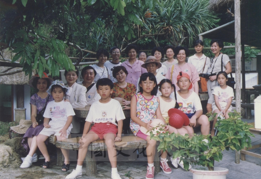 1993年7月11日本校教職員自強活動在董事長張鏡湖、校長林彩梅引領下前往琉球旅遊的圖檔，第2張，共8張