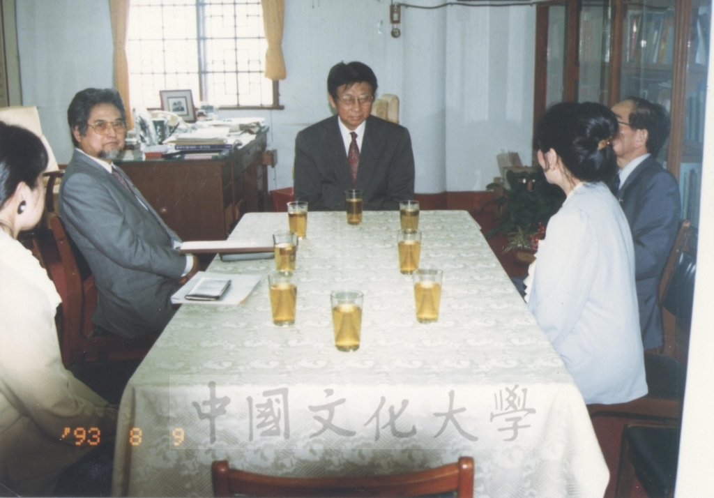 1993年8月9日日本別府大學理事長西村駿一率訪問團蒞臨本校參訪並拜會董事長張鏡湖的圖檔，第1張，共7張