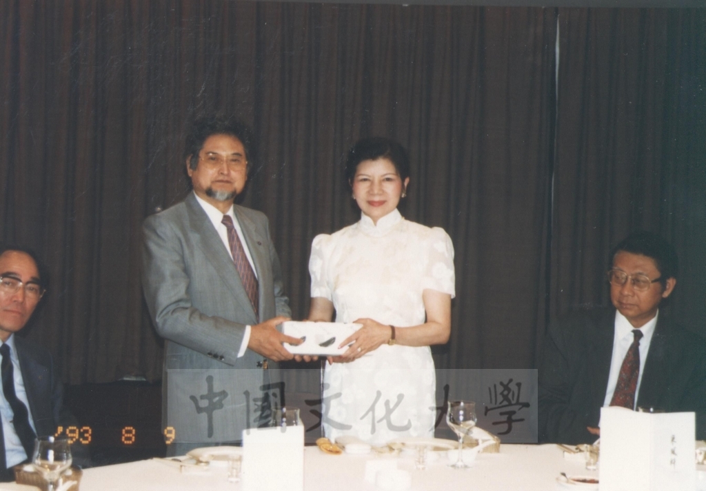 1993年8月9日日本別府大學理事長西村駿一率訪問團蒞臨本校參訪並拜會董事長張鏡湖的圖檔，第6張，共7張