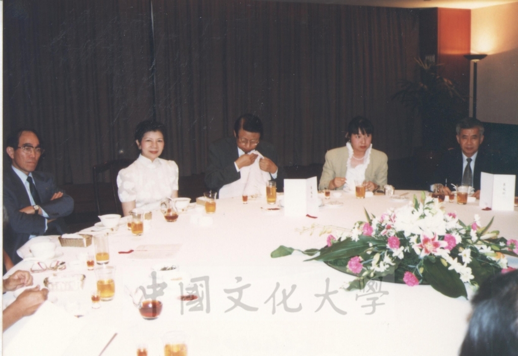 1993年8月9日日本別府大學理事長西村駿一率訪問團蒞臨本校參訪並拜會董事長張鏡湖的圖檔，第7張，共7張