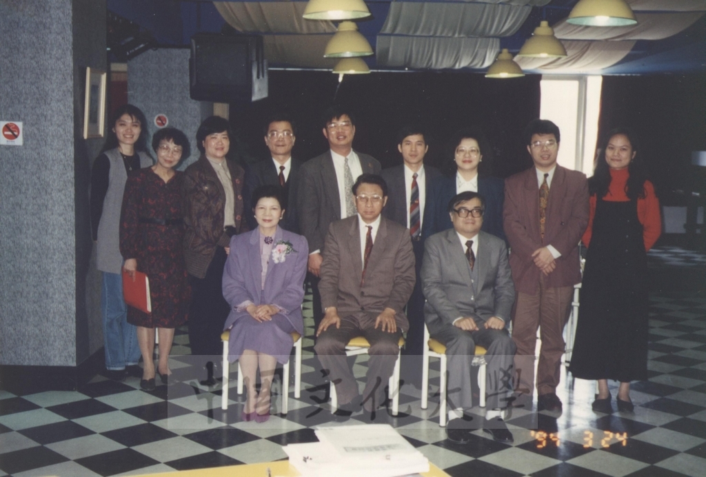 1994年3月24日董事長張鏡湖、校長林彩梅與同仁合影景況的圖檔，第1張，共1張