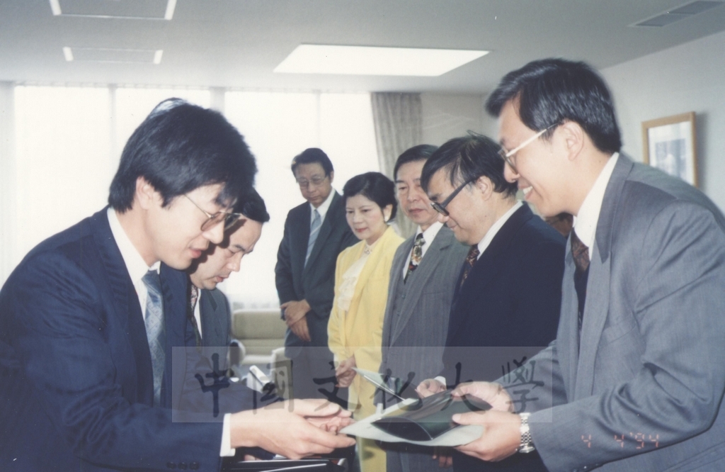 1994年4月4日董事長張鏡湖、校長林彩梅等教授訪問團成員拜訪天理大學新任校長植田平一先生，張董事長代表文大贈送美術系歐豪年教授所繪國畫一幅予植田先生的圖檔，第2張，共4張