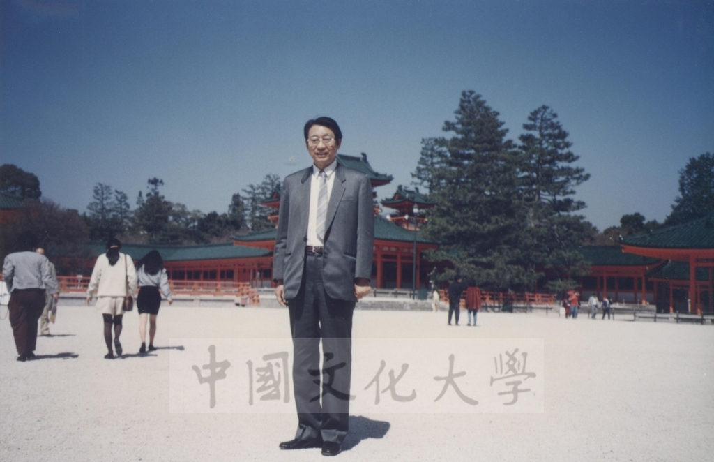 1994年4月4日董事長張鏡湖、校長林彩梅等教授訪問團成員赴京都參觀平安神宮、金閣寺的圖檔，第1張，共11張