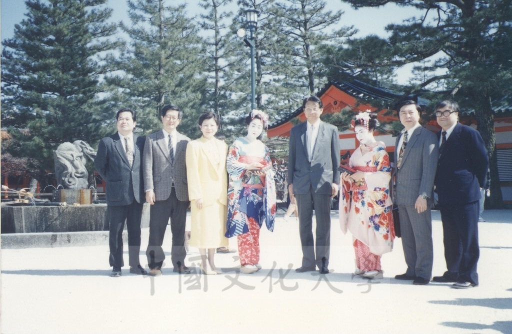 1994年4月4日董事長張鏡湖、校長林彩梅等教授訪問團成員赴京都參觀平安神宮、金閣寺的圖檔，第2張，共11張