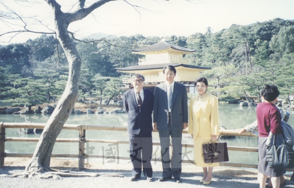 1994年4月4日董事長張鏡湖、校長林彩梅等教授訪問團成員赴京都參觀平安神宮、金閣寺的圖檔，第4張，共11張