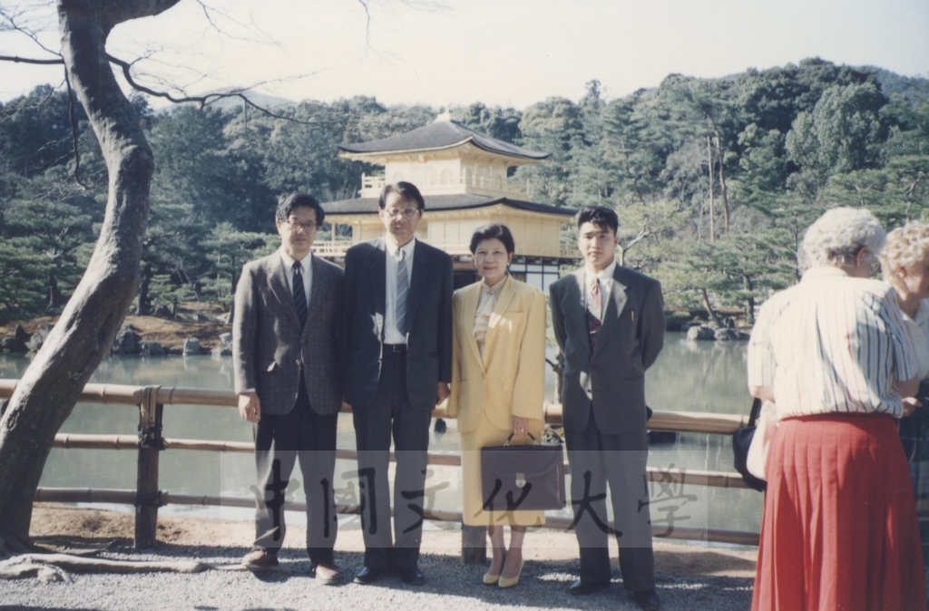 1994年4月4日董事長張鏡湖、校長林彩梅等教授訪問團成員赴京都參觀平安神宮、金閣寺的圖檔，第6張，共11張